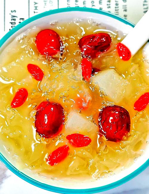 冰糖银耳羹有什么作用_冰糖银耳羹做法_酸甜可口冰糖银耳羹​